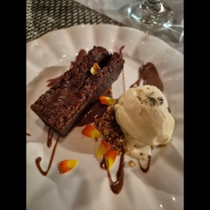brownie y helado de lavanda