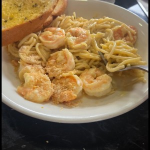 pasta Alfredo con camarones 