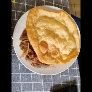 Bistec encebollado con hojaldra 