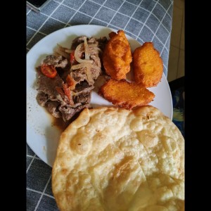 Bistec de hígado entomatado con hojaldre y torrejistas de maíz nuevo
