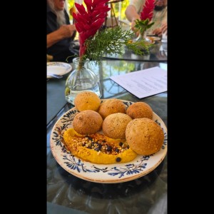 pan de cortesia con hummus de zanahoria. salado tambien