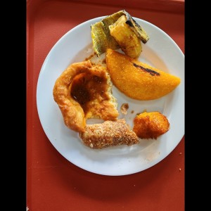 Chicharrón, torrejistas de maíz, hojaldre, empanada de queso.. Ñapa (plátano hervido) 