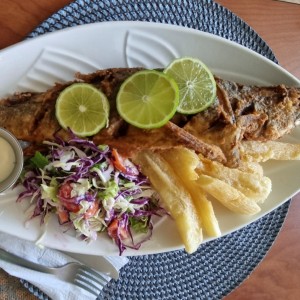Pescado frito entero (con yuca)