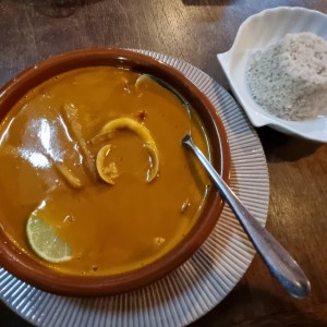 Cazuela de Marisco y arroz blanco con coco