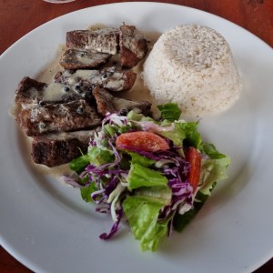 Filete de Res con salsa de pimienta (arroz con coco)