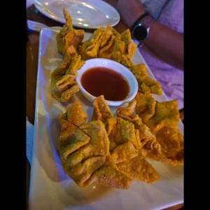Wanton frito con camarones y vegetales