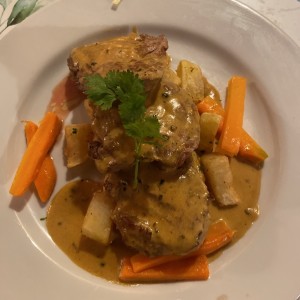 Filete res en salsa tres quesos y papas