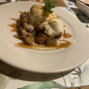 Dulce de manzana crocante con helado de vainilla y caramelo