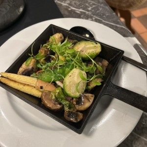 VEGETALES DEL HUERTO A LAS BRASAS EN MANTEQUILLA DE HIERBAS