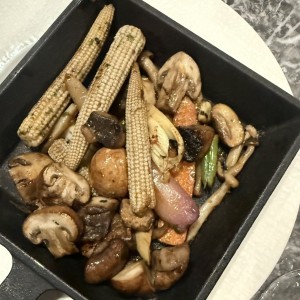 VEGETALES DEL HUERTO A LAS BRASAS EN MANTEQUILLA DE HIERBAS
