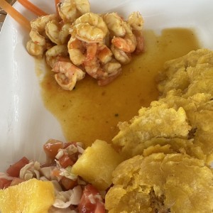 Camarones al ajillo con patacones