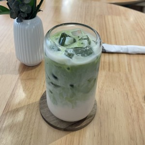 Iced matcha latte con leche de avena