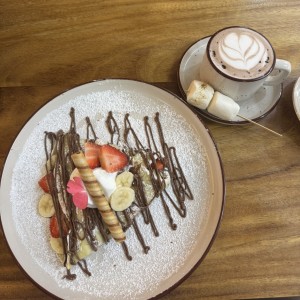 Crepa de Fresa y Banana con Nutella y chocolate caliente 