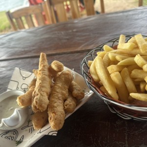 Deditos de pescado con papas fritas 