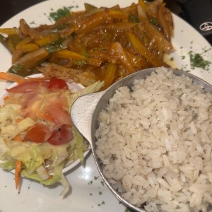 Filete de corvina a la criolla con arroz con coco 