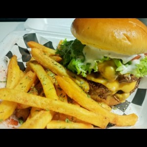 hamburguesa con un extra de carne en total 12 oz de carne artesanal.