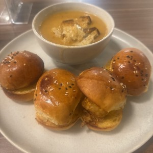 Mini Po Boy con sopa de tomate 