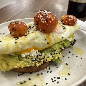 Tostada de aguacate con huevo 
