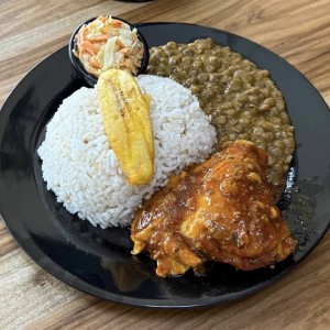 Arroz con lentejas, pollo guisado y ensalada