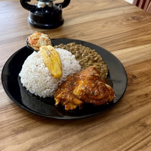 Comida completa con pollo guisado 