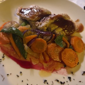 Robalo con vegetales salteados 