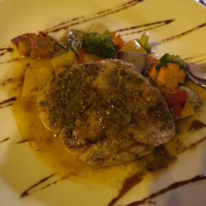 Pargo con vegetales salteados