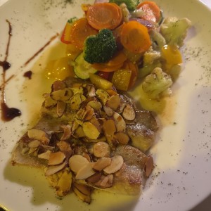 Corvina almendrin con vegetales 