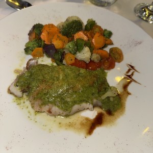 Mero en salsa verde con vegetales 