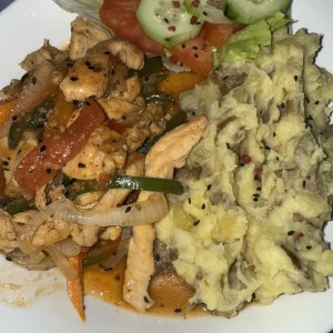 Fajitas de pollo con puré rústico 