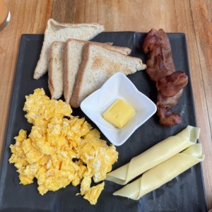 Huevos, bacon y queso