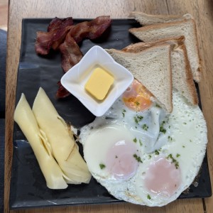 Huevos, bacon y queso 