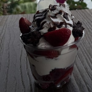 Fresas com crema y brownie 