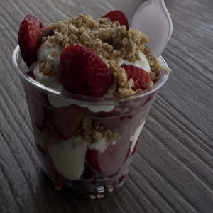 Yogurt con fress y granola 