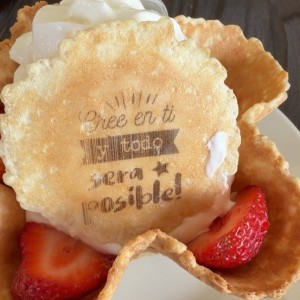 Canasta de fresas con crema