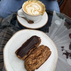 Pistachino y ecclair de chocolate y vainilla
