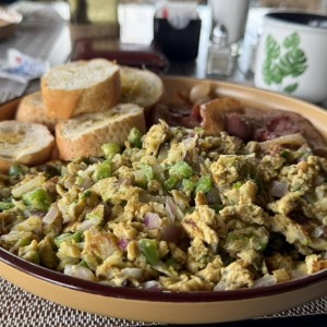 Huevos revuelto con vegetales?