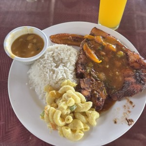 Comida del dia, buen precio, incluye bebida