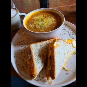 Crema de Zapallo con grilled cheese sandwich