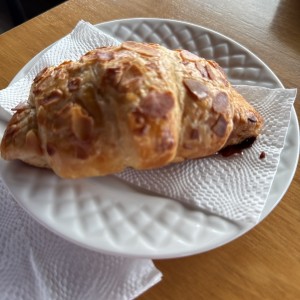Croissant con Almendra 