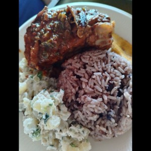 Arroz con guandu, gallina, ensalada, tajada