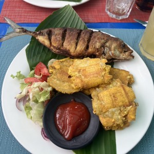 Pescao frito chico con patacones