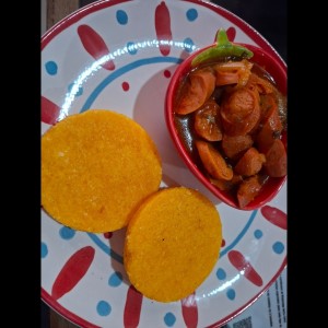 salchicha guisada y tortilla