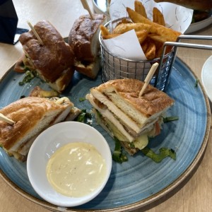 Club Sandwich tostanos con papas 