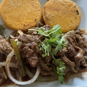 Bistec encebollado con tortillas 