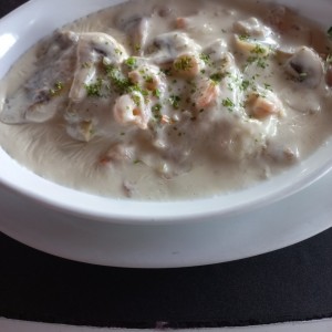 pescado con camarones y hongos
