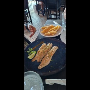 Corvina al Ajillo con yuca frita