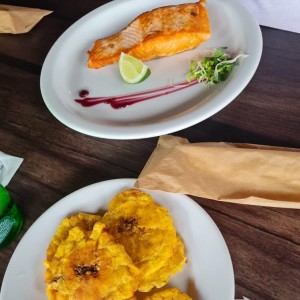 Salmon con patacones