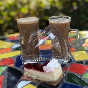 capuccino y un cheescake