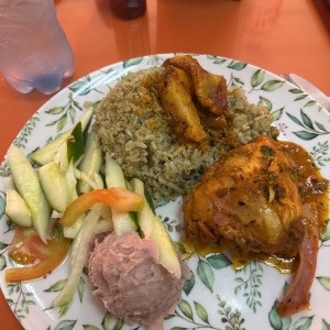 Almuerzo gallina guisada 