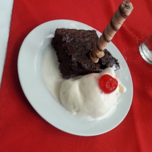Brownie con helado casero